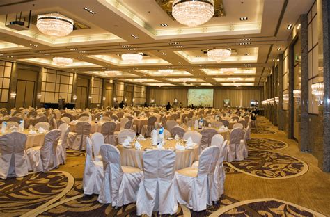 Dining & Banquets .